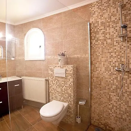 Belucra Downstairs Apartament *